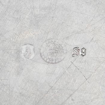 Firma Svenskt Tenn, flaskställ ett par av vitmetall modell nr 2562, samt fat av tenn, Stockholm 1900-talets andra hälft.