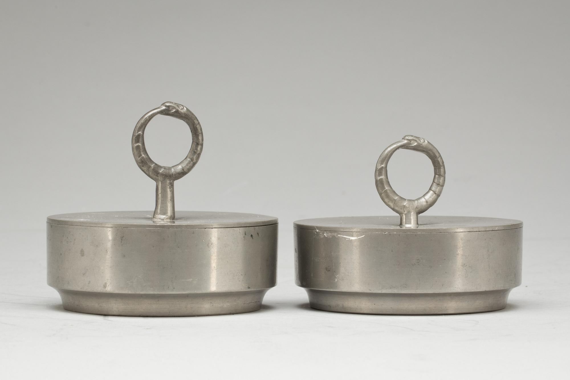 LOCKASKAR, 2 st snarlika, tenn, Firma Svenskt Tenn, 1930.
