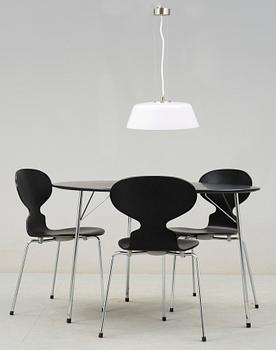 BORD, STOLAR samt TAKLAMPA, 5 delar, "3603" resp "Myran", Arne Jacobsen för Fritz Hansen, Jubileums utgåva 2002.