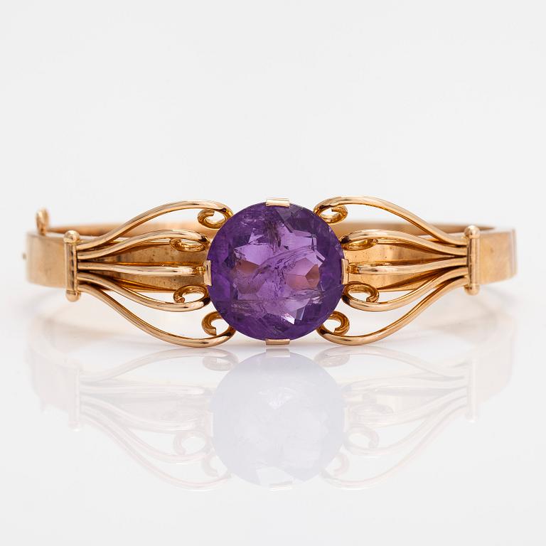 A 14K gold bracelet and amethyst. Auran Kultaseppä, Turku 1957.