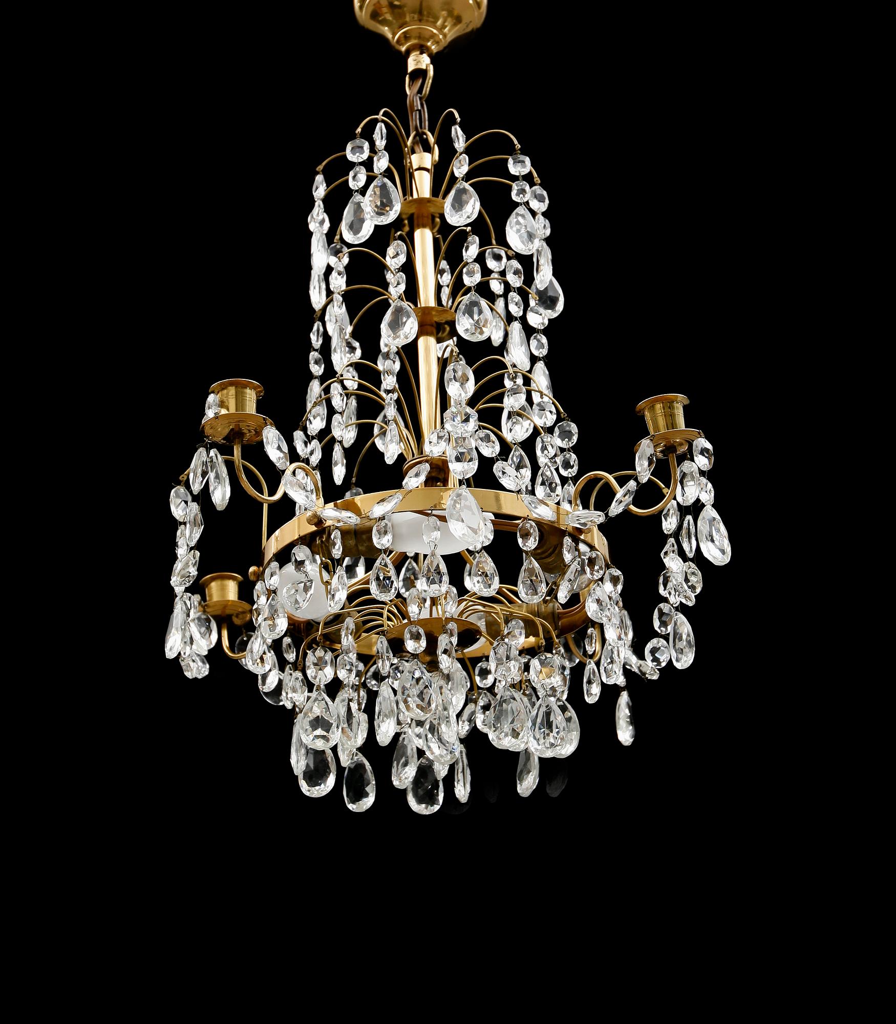 LJUSKRONA, gustaviansk stil, 1900-talets andra hälft. Höjd 63 cm.