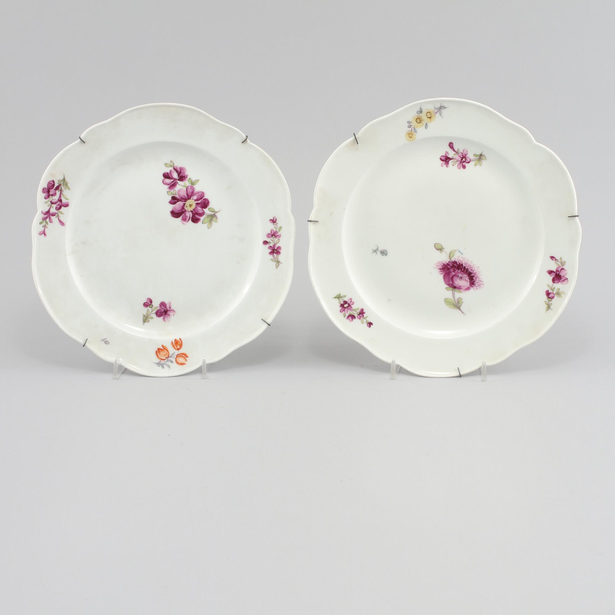 TALLRIKAR, 2 st, porslin, Meissen, 1900-talets första hälft.