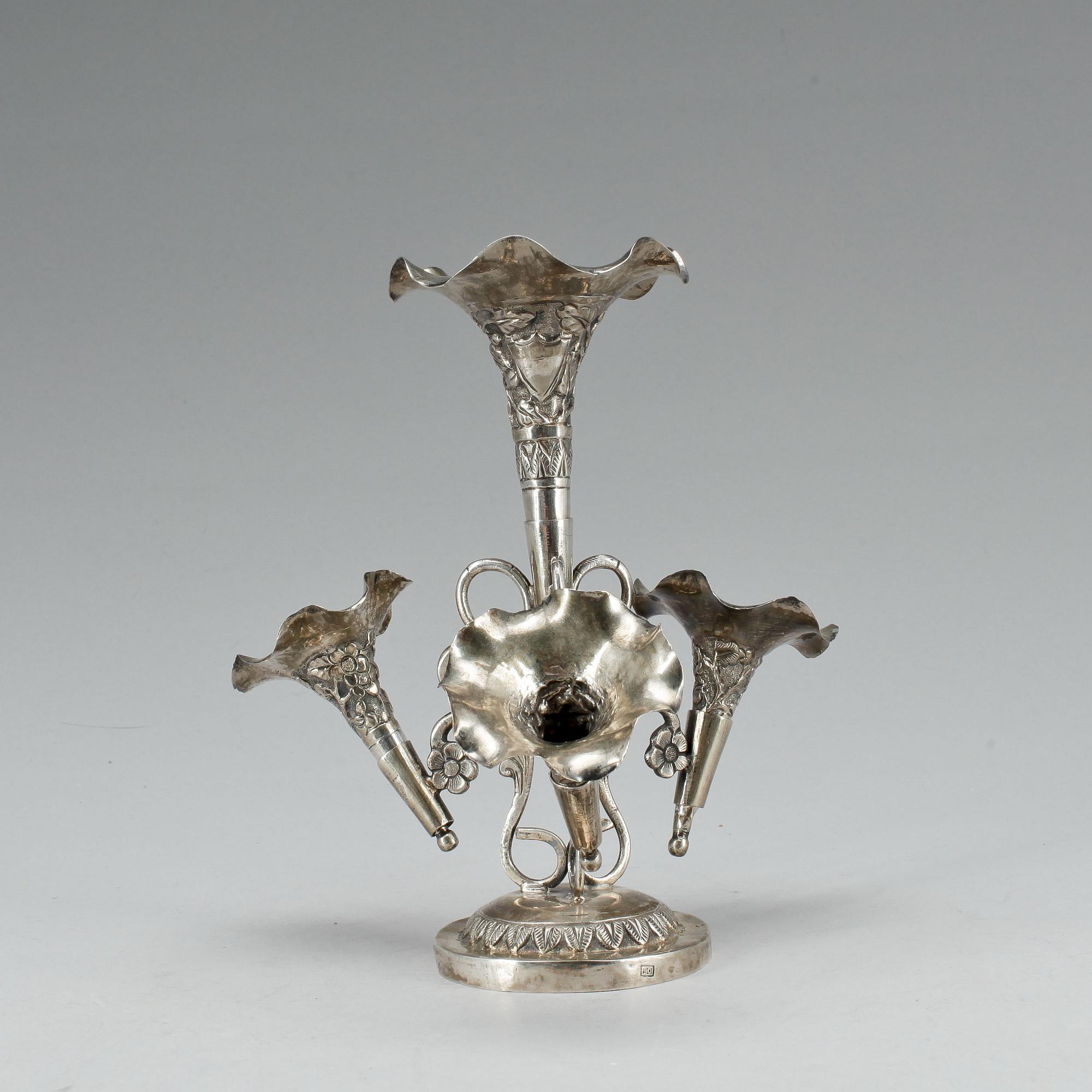 UPPSATSVAS, silver, oidentifierad stämpel, 1800-talets slut, total vikt ca 210 g.