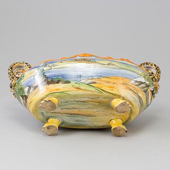 An Italian porcelaine 20th century  table centerpiece with lion feet and snake handles.