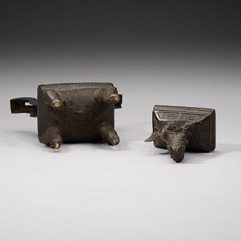 A three piece altar garniture, Ming dynasty (1368-1644).