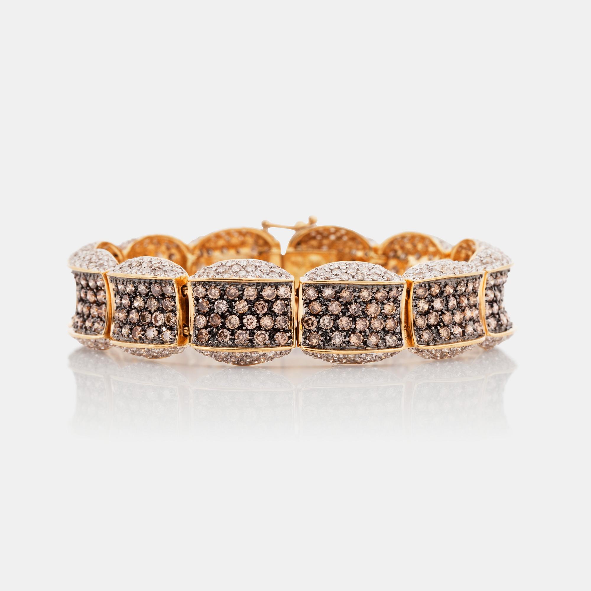 ARMBAND med bruna samt vita briljantslipade diamanter totalt 11.57 ct. Vita diamanter totalt 5.22 ct, bruna 6.35 ct.