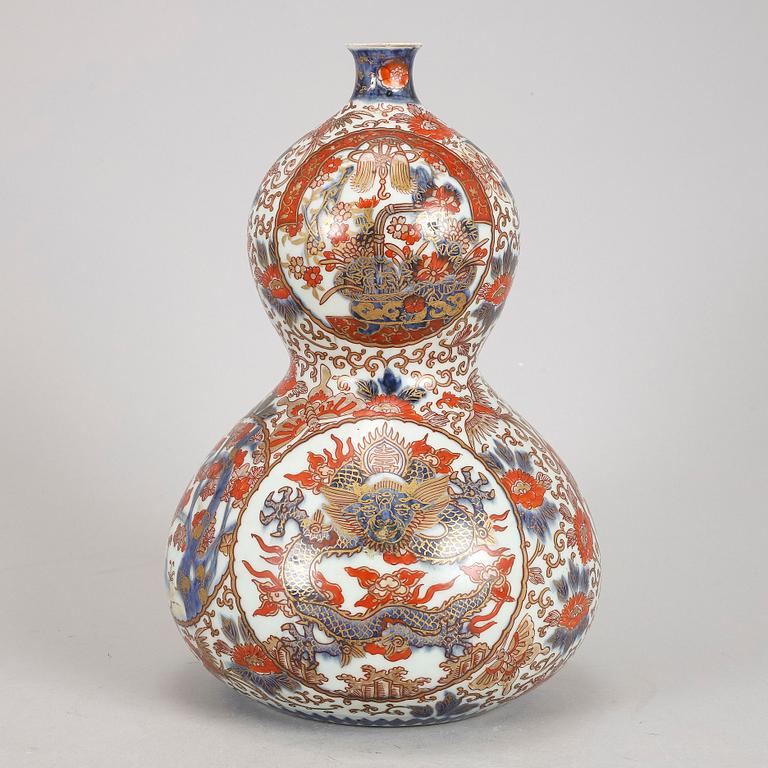 VAS, porslin. Japan, Meiji (1868-1912).