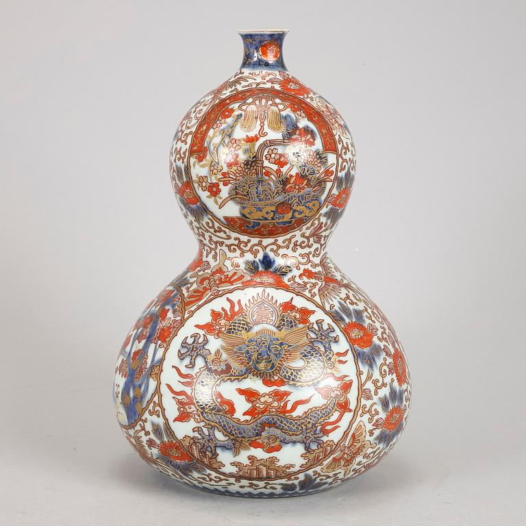 A double gourd imari vase, Japan, Meiji (1868-1912).