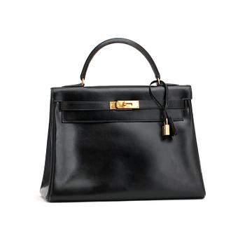 600. HERMÈS, a black leather bag, "Kelly 32".