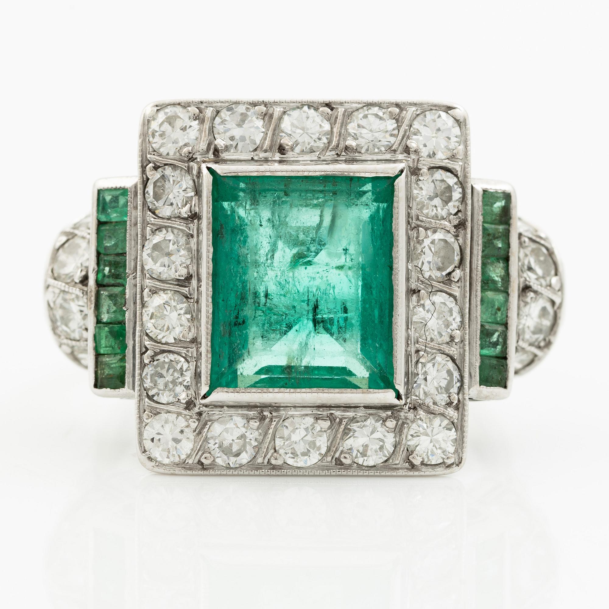 Ring 14K white gold with emeralds and round brilliant-cut diamonds.