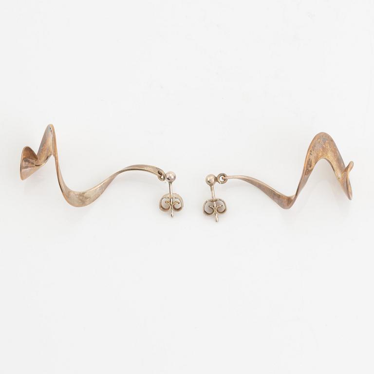 Vivianna Torun Bülow-Hübe, örhängen, "Möbius", sterlingsilver, Georg Jensen, Danmark.