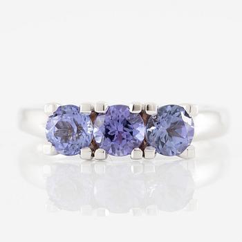 Ring 14K white gold with three tanzanites.