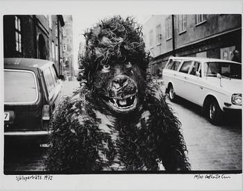 Carl Johan De Geer,  "Självporträtt 1972" (Apan Saba från Tårtan".