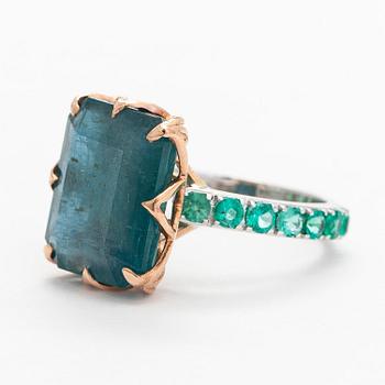 A 14K gold ring with emeralds. IGI certificate.