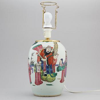 A famille rose jar, turned into a table lamp, Qing dynasty, circa 1900.