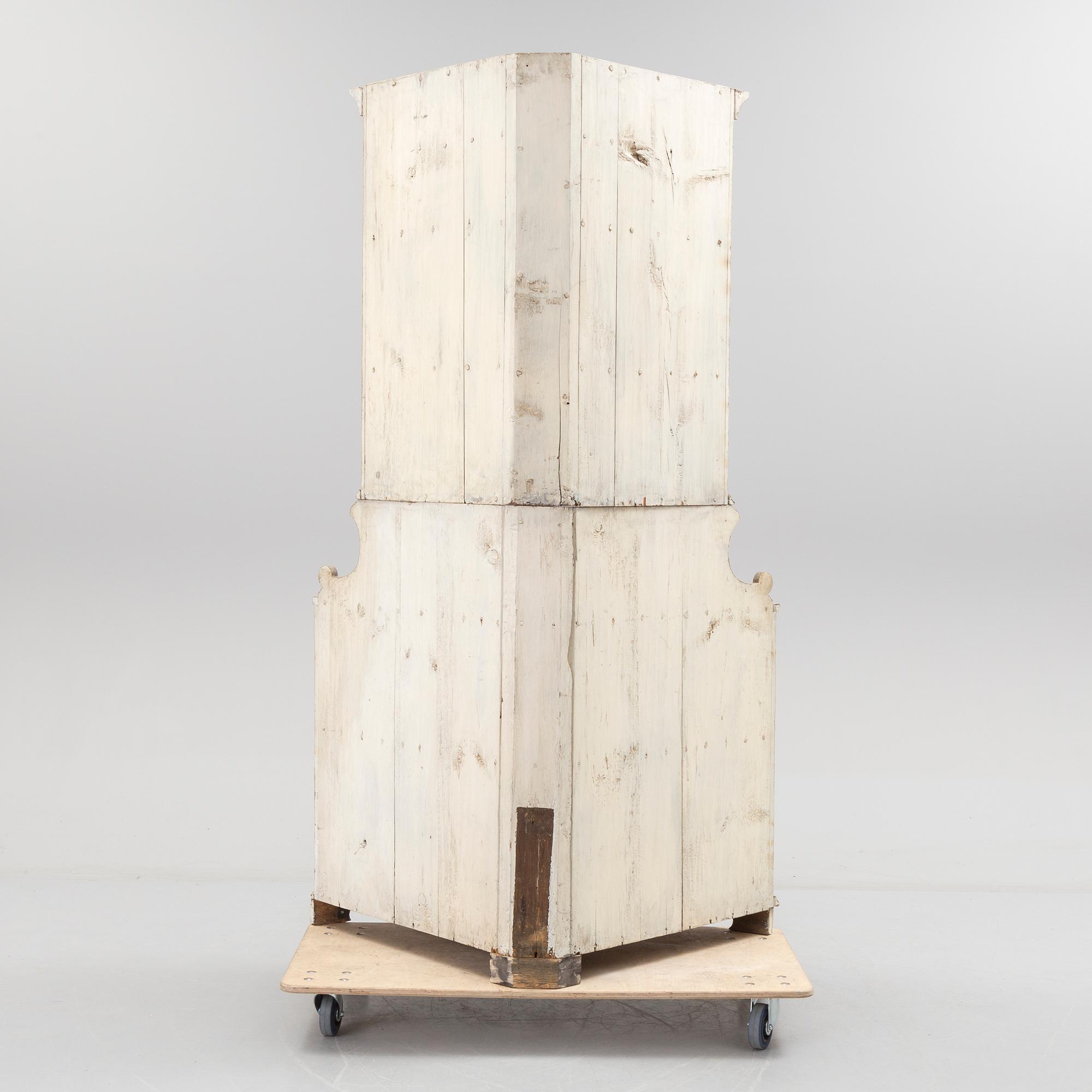 A late gustavian corner cabinet from around year 1800.