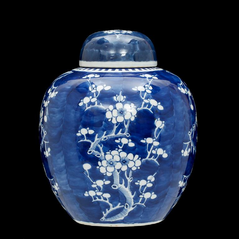 BOJAN MED LOCK, porslin, Kina, Kangxi-stil, 1900-talets början.