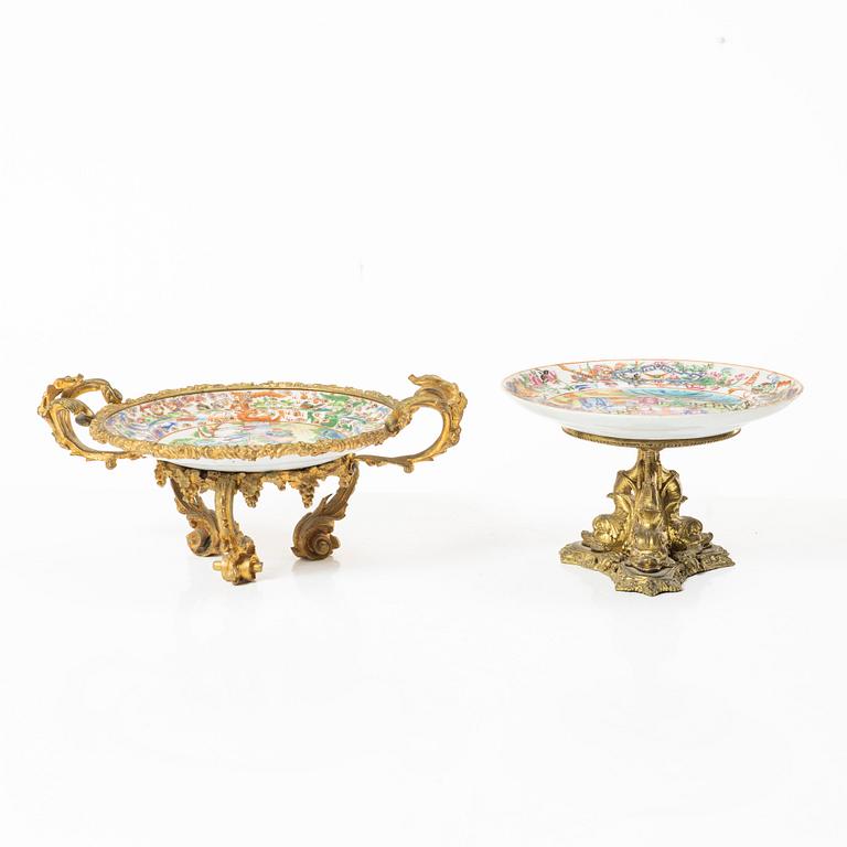 A pair of Chinese Export Canton dishes/tazzas, Qing dynasty, 19th century.