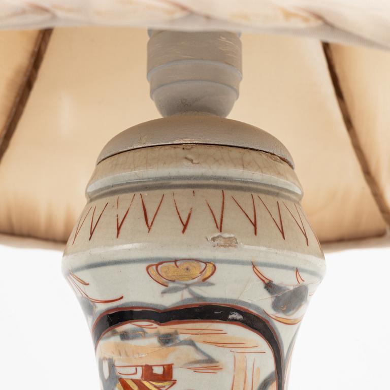 Vas, monterad som lampa, Japan, Edo, samt två bojaner, Kina, 1800-tal.