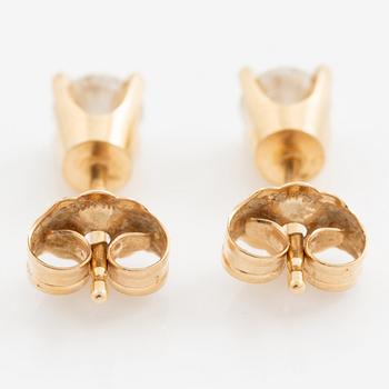 Earrings, a pair, gold with brilliant-cut diamonds.