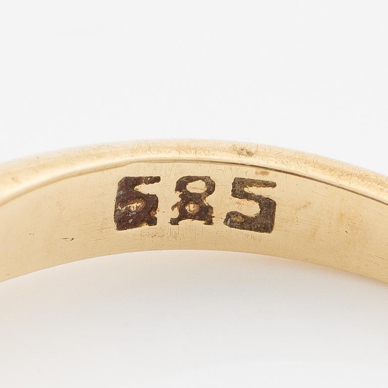 Ring 14K gold with brilliant-cut diamonds.