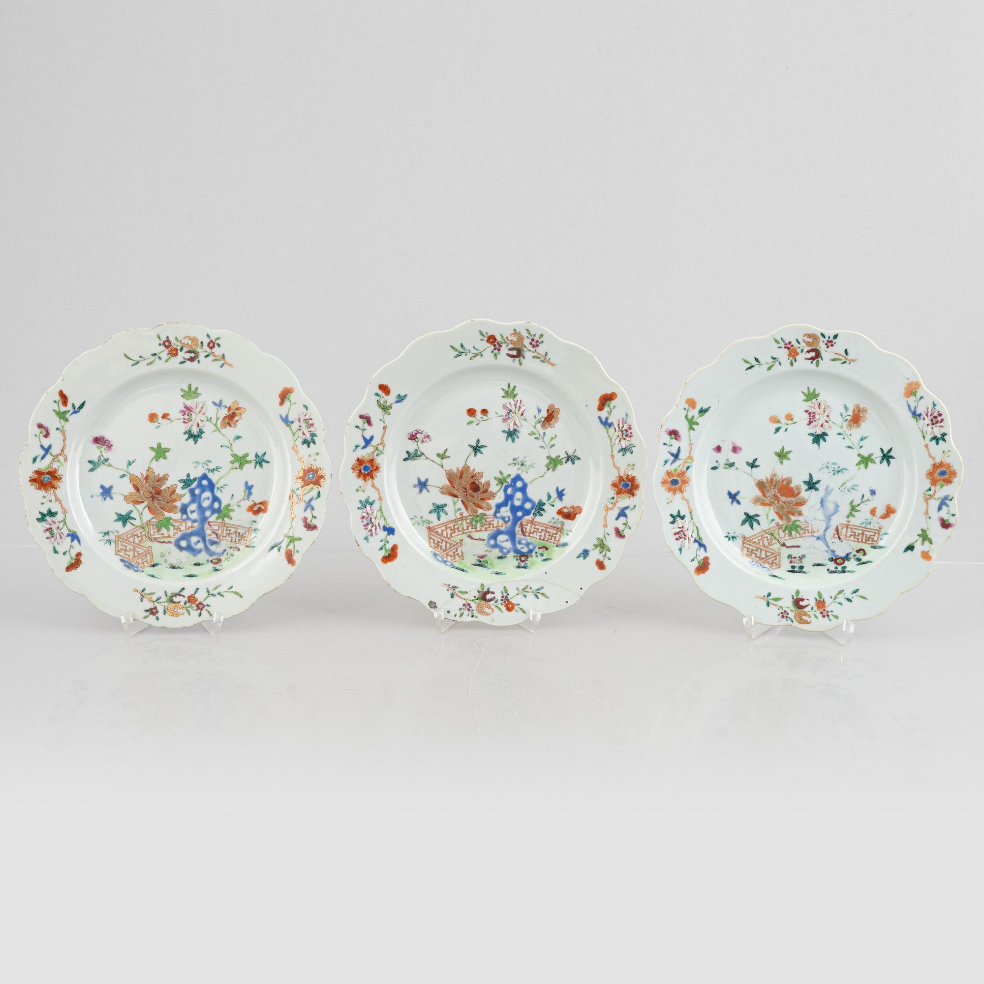 A set of five famille rose dishes, and two small dishes, Qing dynasty, Qianlong (1736-95).