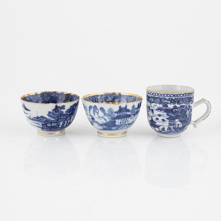 Two dishes, two teacups and a coffeecup and three saucers, Chinese export porcelain, Qing dynasty, 18th century.