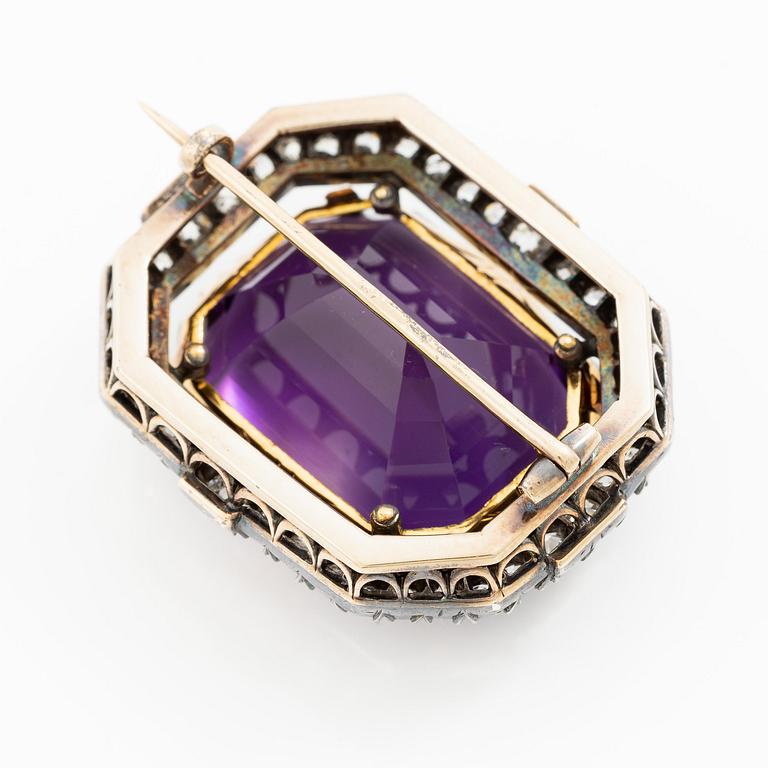 A brooch 14K gold and silver with a faceted amethyst and old-cut diamonds, 19th century.