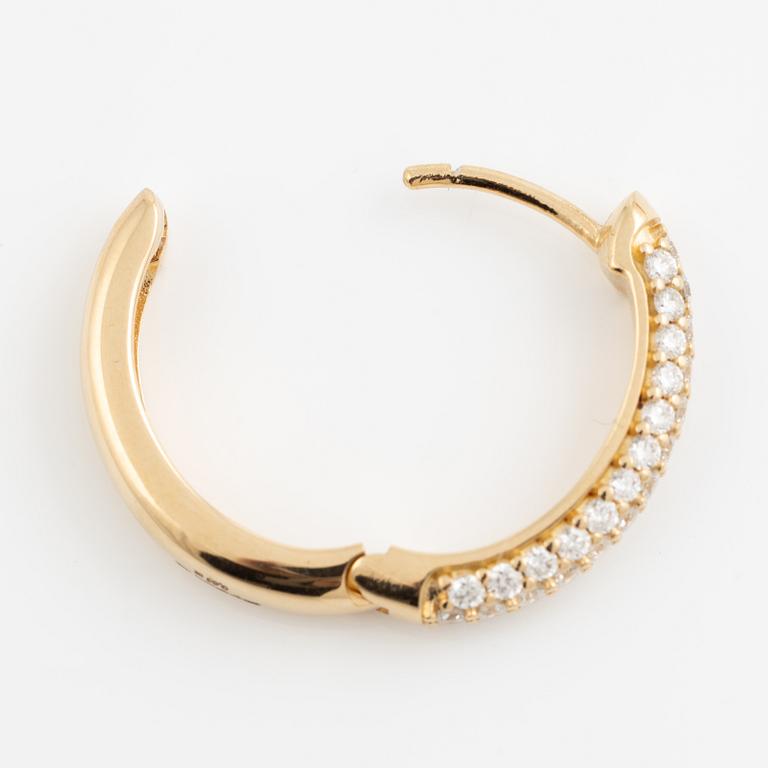 Hoop earrings in 18K gold set with brilliant-cut diamonds.