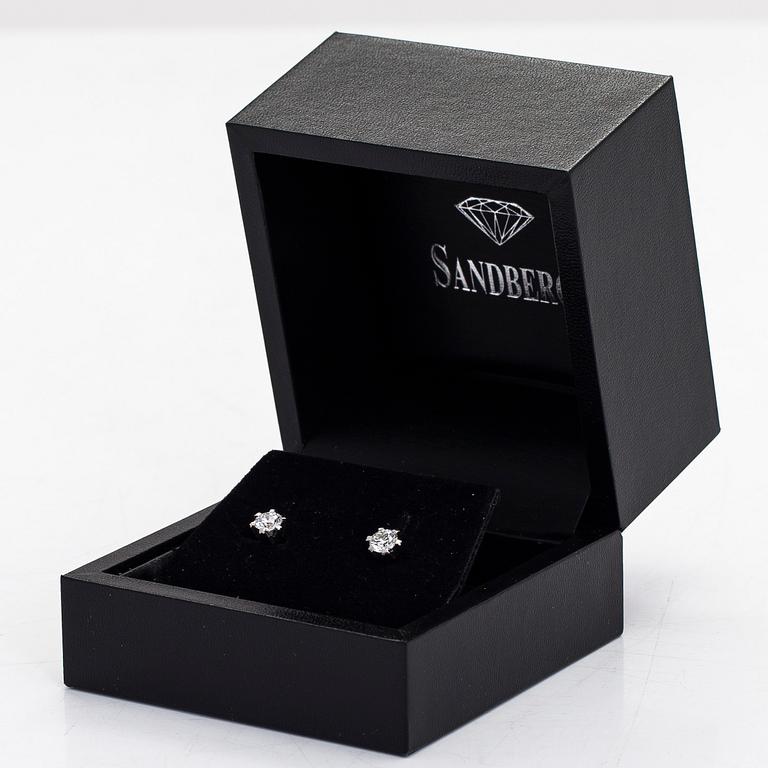 Örhängen, 18K vitguld, med briljantslipade diamanter, totalt 1.0 ct. Sandberg, Helsingfors. Medföljande GIA dossier.