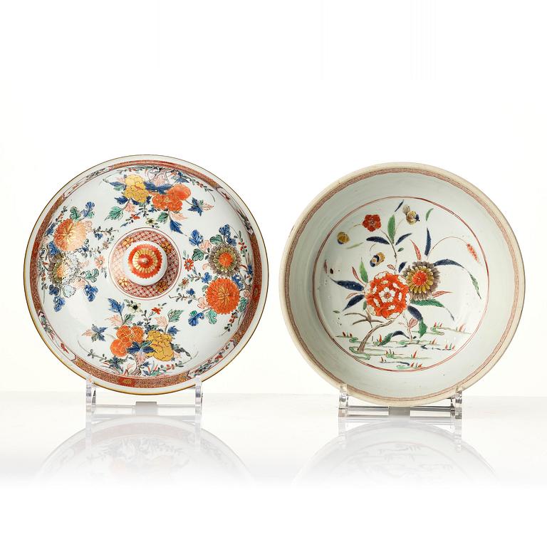 Terrin med lock, porslin. Qingdynastin, Kangxi (1662-1722).