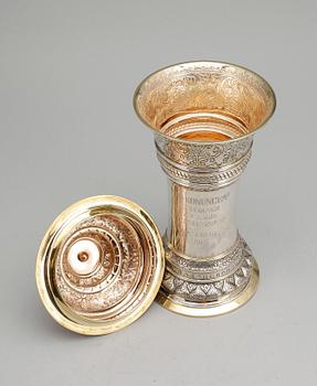 PRISPOKAL MED LOCK, silver, Möllenborg, Stockholm 1890. Totalvikt 625g.