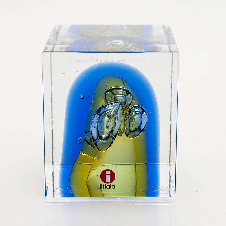 Oiva Toikka, an annual glass cube, signed Oiva Toikka Nuutajärvi 2007, 172/2000.