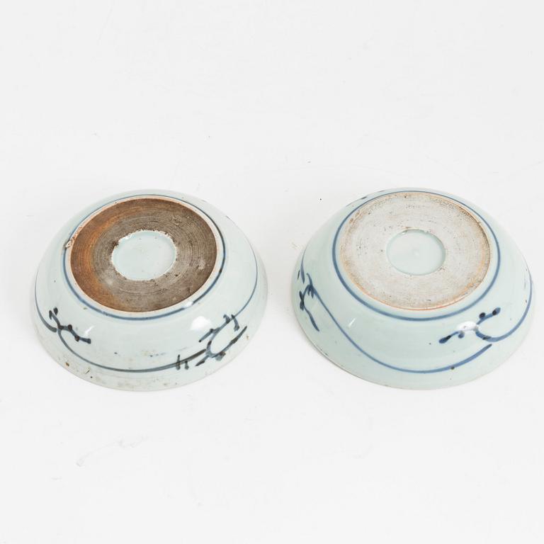 A set of 10 blue and white Japanese plates and 2 bowls, Meiji period (1868-1912).