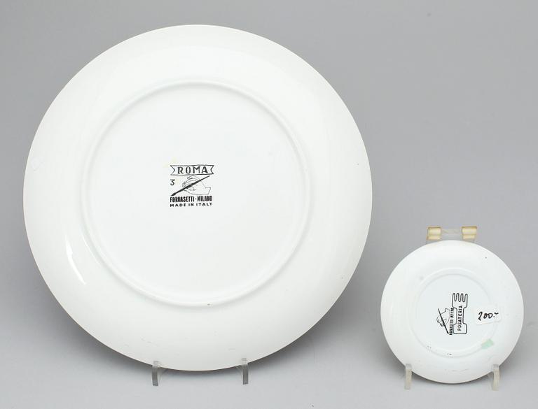 TALLRIKAR samt COASTERS, 2 + 4, flintgods, Fornasetti, Milano.
