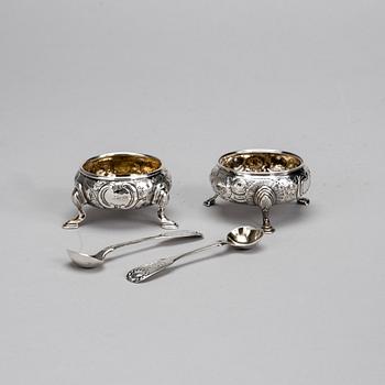 SALTKAR MED SKEDAR, 2+2 st, sterlingsilver, London 1700-och Edinburgh 1800-tal. Totalvikt ca 156 g.