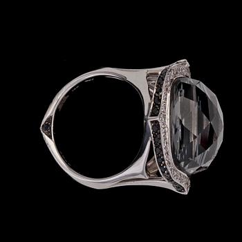 RING, Stephen Webster, fantasislipad blå safir med svarta och vita briljantslipade diamanter, ca 0.35 / 0.40 ct.