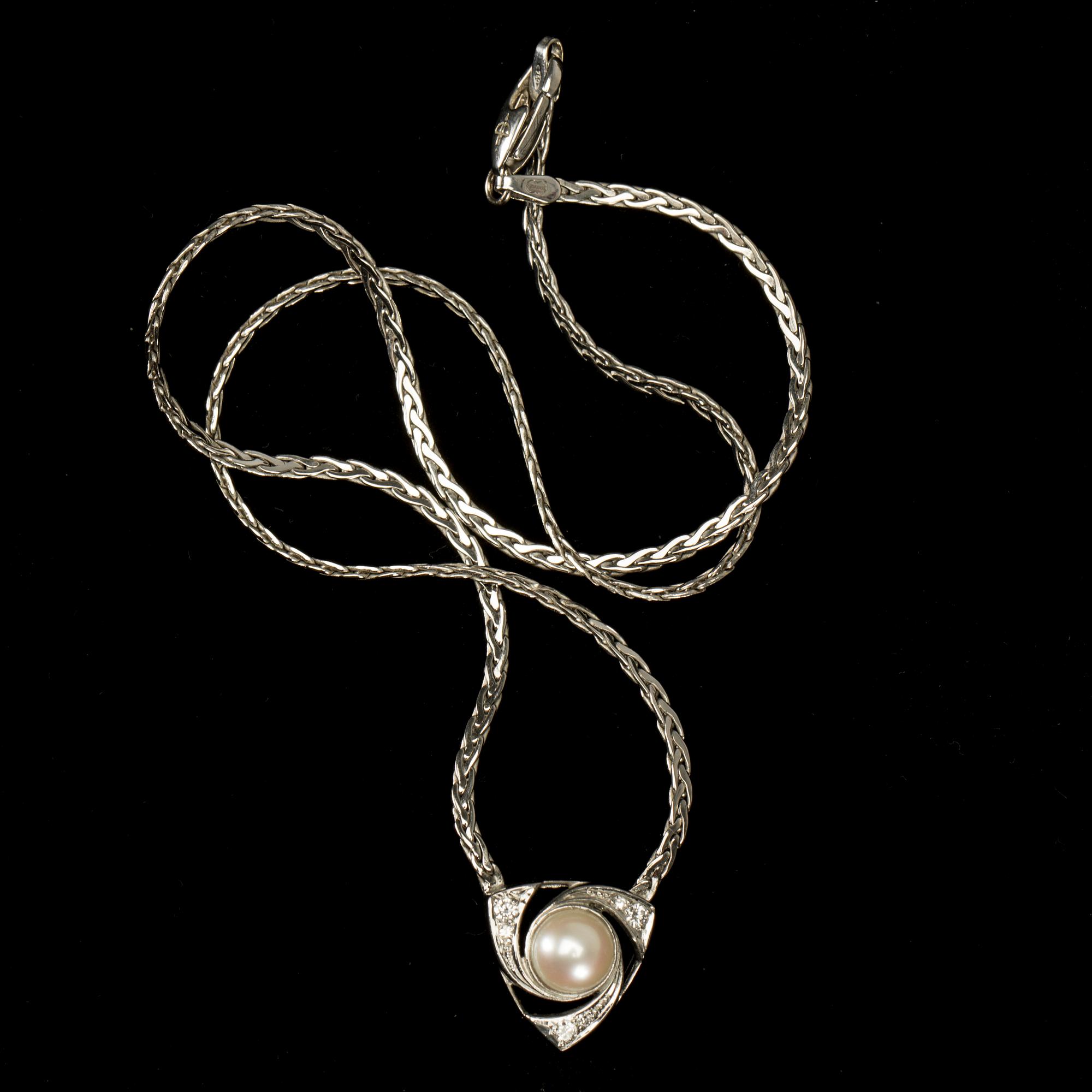 HALSBAND, 18 k vitguld med pärla samt diamanter. Alton, Falköping, 1992. Vikt ca 12 g.