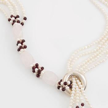 Pärlcollier, sötvattenspärlor, granat-, och träpärlor, rosenkvarts. Hänge, sterlingsilver, Elsa Peretti, Tiffany & Co.