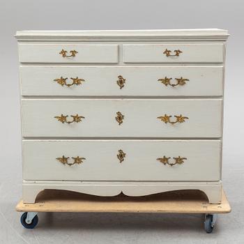 CHEST OF DRAWERS, first half of the 19th century.