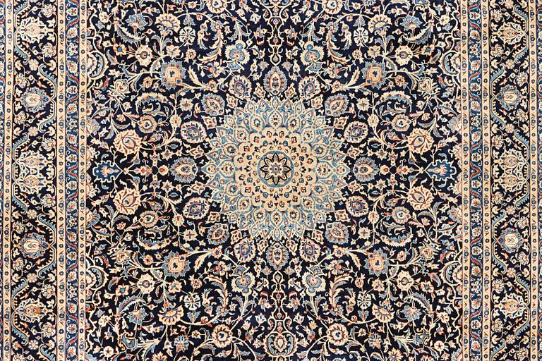 A Kashan carpet, c. 392 x 290 cm.