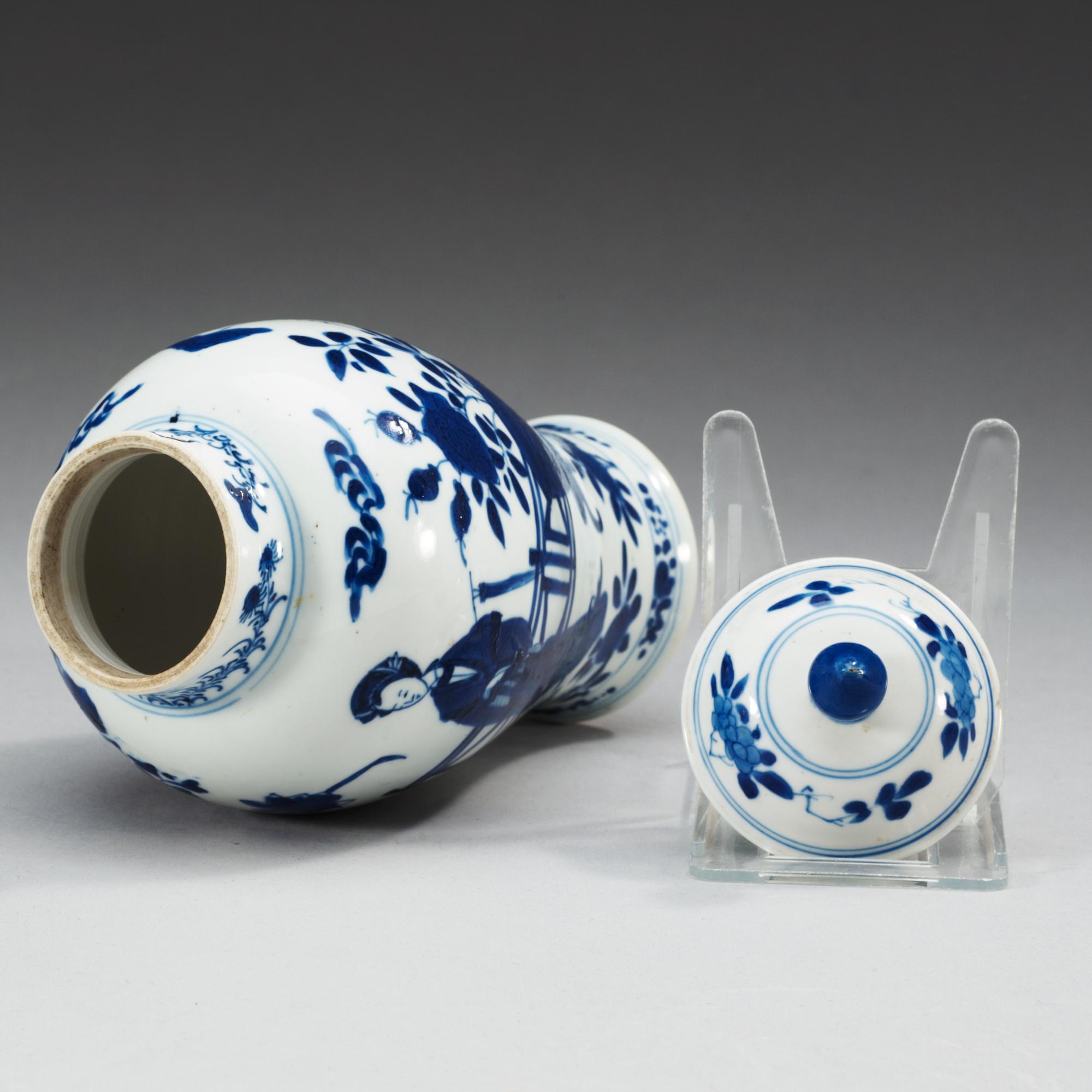 A blue and white vase with cover, Qing dynasty, Kangxi (1662-1722).