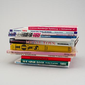 A lot of twelve books regarding tin toys.