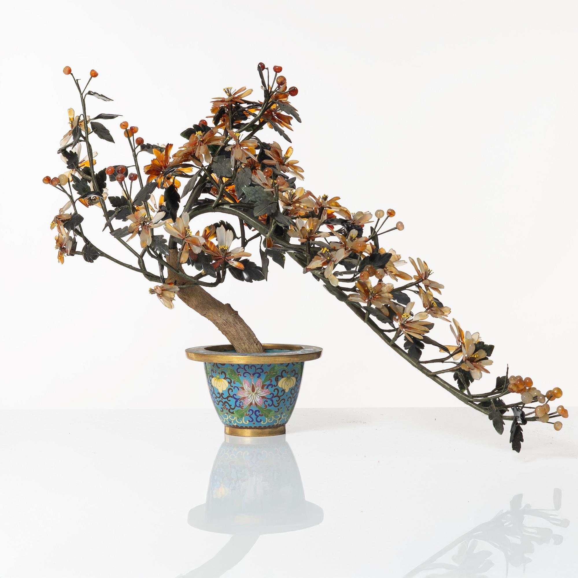 Decoration tree, stone, with pot in cloisonné, China, 20th century.