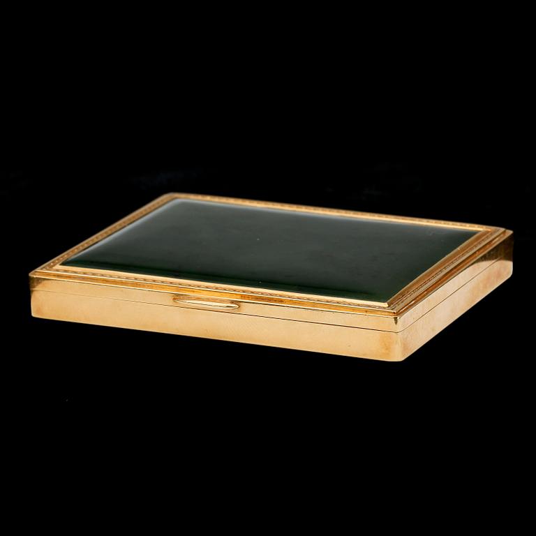 CIGARETTETUI, guld 18K, nefrit, Ateljé Borgila, Stockholm 1942. Totvikt ca 126 gram.