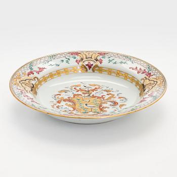 Fat, vapenporslin, Kina. Qing dynastin, Qianlong (1736-95).