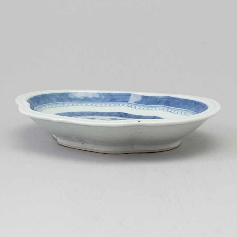 A blue and white serving dish, Qing dynasty, 19th Century.