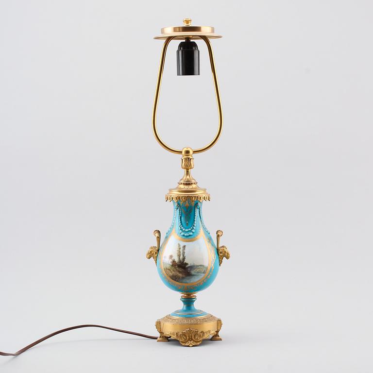 BORDSLAMPA, sannolikt Sevrés, Frankrike, 1900-talets första hälft.