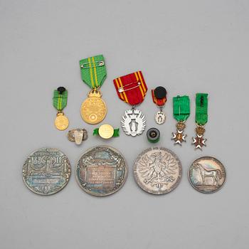 PARTI MEDALJER OCH ORDNAR, 12 delar, bla Vasaorden, Sverige. Silvervikt ca 334 gram.