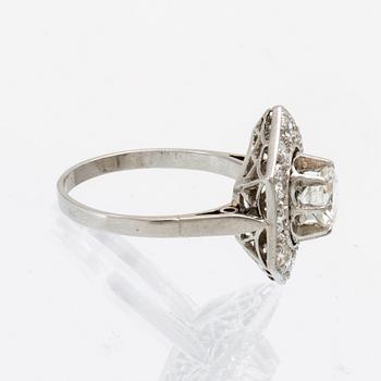 An 18K white gold ring set with round brilliant-cut diamonds.